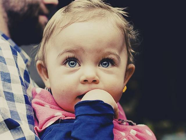 VAE pour auxiliaire de puériculture : comment transformer votre expérience en diplôme